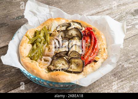 Vegetales Focaccia/Pizzabrot mit Gemüse Zwiebel, Pfeffer und Auberginen Stockfoto