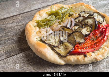 Vegetales Focaccia/Pizzabrot mit Gemüse Zwiebel, Pfeffer und Auberginen Stockfoto