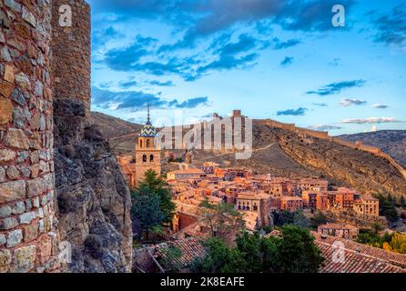 Blick auf Albarracin mit seinen Mauern und der Kathedrale im Vordergrund. Stockfoto