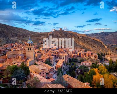 Blick auf Albarracin bei Sonnenuntergang mit seinen Mauern und der Kathedrale im Vordergrund. Stockfoto