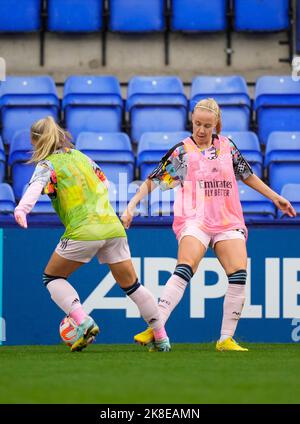 Liverpool, Großbritannien. 23. Oktober 2022. Liverpool, England, Oktober 23. 2022: Arsenal-Spieler wärmen sich vor dem Barclays Womens Super League Fußballspiel zwischen Liverpool und Arsenal im Prenton Park in Liverpool, England, auf. (James Whitehead/SPP) Quelle: SPP Sport Press Foto. /Alamy Live News Stockfoto