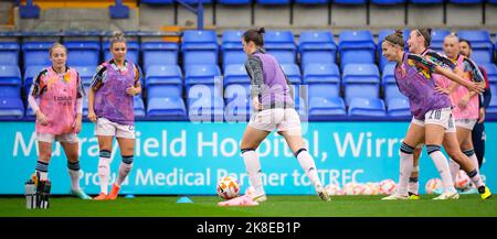 Liverpool, Großbritannien. 23. Oktober 2022. Liverpool, England, Oktober 23. 2022: Arsenal-Spieler wärmen sich vor dem Barclays Womens Super League Fußballspiel zwischen Liverpool und Arsenal im Prenton Park in Liverpool, England, auf. (James Whitehead/SPP) Quelle: SPP Sport Press Foto. /Alamy Live News Stockfoto