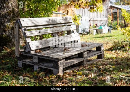 Sessel aus Holzpaletten. Herbst- und Gartenarbeit. Stockfoto