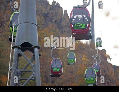 Thale, Deutschland. 23. Oktober 2022. Gondeln der Seilbahn schweben über dem Bode-Tal. Das sonnige Wetter zog wieder viele Besucher in den Harz. Die Betreiber der Bergbahnen und Skilifte im Harz erleben an diesem Wochenende mit Beginn der Herbstferien eine hohe Besucherzahl. Quelle: Matthias Bein/dpa/Alamy Live News Stockfoto