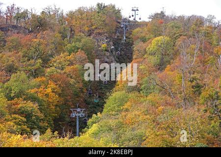 Thale, Deutschland. 23. Oktober 2022. Besucher nehmen den Sessellift zur Rosstrappe. Das sonnige Wetter zog wieder viele Besucher in den Harz. Die Betreiber der Bergbahnen und Skilifte im Harz erleben an diesem Wochenende mit Beginn der Herbstferien eine hohe Besucherzahl. Quelle: Matthias Bein/dpa/Alamy Live News Stockfoto