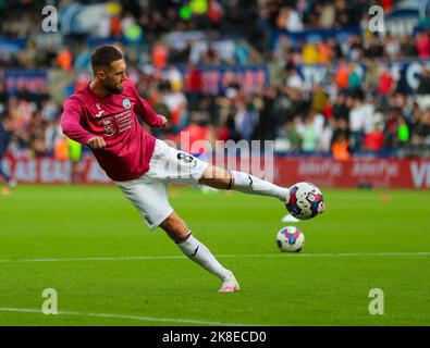 Swansea, Wales, Großbritannien. 23.. Oktober 2022; Swansea.com Stadion, Swansea, Wales; Championship Football, Swansea gegen Cardiff; Matt Grimes von Swansea City während des Aufwärmphase Credit: Action Plus Sports Images/Alamy Live News Credit: Action Plus Sports Images/Alamy Live News Credit: Action Plus Sports Images/Alamy Live News Stockfoto