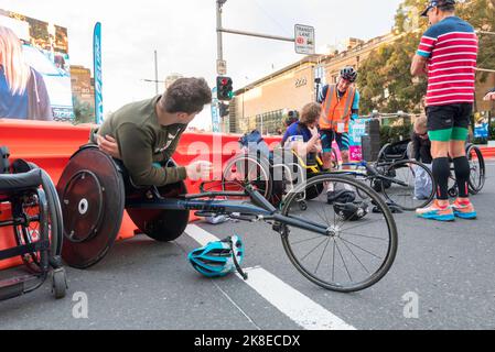 Elite-Rollstuhlfahrer, darunter schließlich 2022, Sydney City to Surf-Rennsieger (links), Samuel Rizzo, bereiten sich auf den Start vor Stockfoto