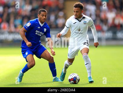 Andy Rinomhota von Cardiff City (links) und Matthew Sorinola von Swansea City kämpfen während des Sky Bet Championship-Spiels im Swansea.com Stadium, Swansea, um den Ball. Bilddatum: Sonntag, 23. Oktober 2022. Stockfoto