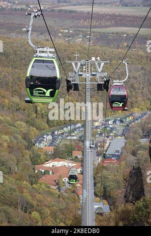 Thale, Deutschland. 23. Oktober 2022. Gondeln der Seilbahn schweben über dem Bode-Tal. Das sonnige Wetter zog wieder viele Besucher in den Harz. Die Betreiber der Bergbahnen und Skilifte im Harz erleben an diesem Wochenende mit Beginn der Herbstferien eine hohe Besucherzahl. Quelle: Matthias Bein/dpa/Alamy Live News Stockfoto