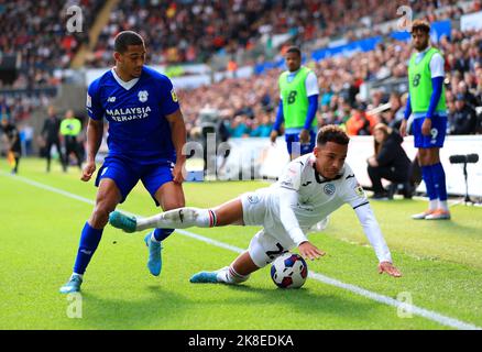 Andy Rinomhota von Cardiff City (links) und Matthew Sorinola von Swansea City kämpfen während des Sky Bet Championship-Spiels im Swansea.com Stadium, Swansea, um den Ball. Bilddatum: Sonntag, 23. Oktober 2022. Stockfoto