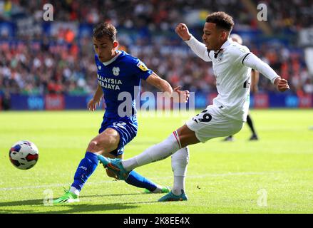 Matthew Sorinola von Swansea City (rechts) und Tom Sang von Cardiff City kämpfen während des Sky Bet Championship-Spiels im Swansea.com Stadium in Swansea um den Ball. Bilddatum: Sonntag, 23. Oktober 2022. Stockfoto