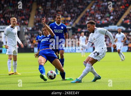 Matthew Sorinola von Swansea City (rechts) und Tom Sang von Cardiff City kämpfen während des Sky Bet Championship-Spiels im Swansea.com Stadium in Swansea um den Ball. Bilddatum: Sonntag, 23. Oktober 2022. Stockfoto