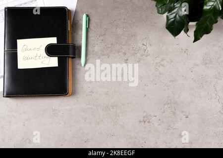 Arbeitsplatz Schreibtisch mit Papier Business Notebook-Planer mit Haftnotiz und Text ruhig Aufhören. Work-to-Rule, bei dem Mitarbeiter arbeiten Stockfoto