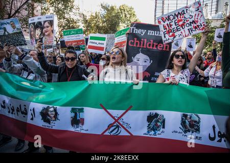 Demonstranten halten während der Demonstration ein Transparent und Plakate in der Hand, während sie vor dem iranischen Konsulat in Istanbul Parolen singen. Nach dem Tod von Mahsa Amini organisierten Demonstranten eine Demonstration. Mahsa fiel ins Koma und starb, nachdem er in Teheran von der Moralpolizei verhaftet worden war, weil er angeblich die Hijab-Regeln des Landes verletzt hatte. Aminis Tod hat Wochen gewaltsamer Proteste im ganzen Iran ausgelöst. Stockfoto