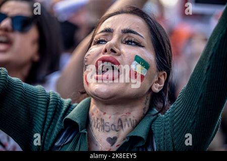 Ein gesichtsbemalter Demonstranten sah während des Protestes schreiende Slogans. Nach dem Tod von Mahsa Amini organisierten Demonstranten eine Demonstration. Mahsa fiel ins Koma und starb, nachdem er in Teheran von der Moralpolizei verhaftet worden war, weil er angeblich die Hijab-Regeln des Landes verletzt hatte. Aminis Tod hat Wochen gewaltsamer Proteste im ganzen Iran ausgelöst. Stockfoto