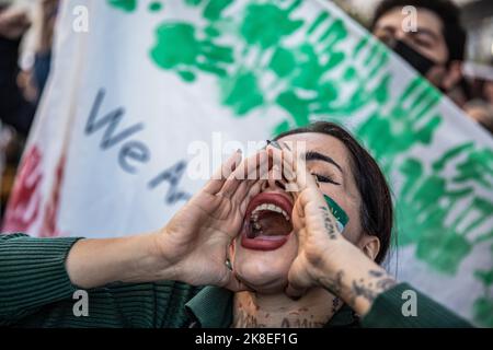 Ein gesichtsbemalter Demonstranten sah während des Protestes schreiende Slogans. Nach dem Tod von Mahsa Amini organisierten Demonstranten eine Demonstration. Mahsa fiel ins Koma und starb, nachdem er in Teheran von der Moralpolizei verhaftet worden war, weil er angeblich die Hijab-Regeln des Landes verletzt hatte. Aminis Tod hat Wochen gewaltsamer Proteste im ganzen Iran ausgelöst. Stockfoto