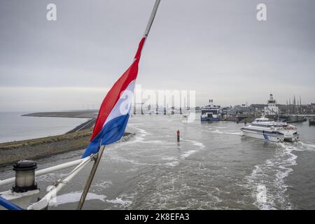 2022-10-23 10:09:26 TERSCHELLING - Snelboot de Koegelwieck tritt am zweiten Tag nach dem Bootsunfall auf Terschelling in den Hafen von Harlingen ein, in dem ein 46-jähriger Mann aus Sexbierum und ein 57-jähriger Mann aus Leeuwarden getötet wurden. ANP JILMER POSTMA niederlande Out - belgien Out Stockfoto