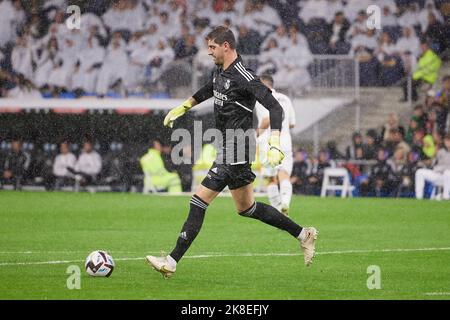 Madrid, Spanien. 22., Oktober 2022. Torhüter Thibaut Courtois (1) von Real Madrid gesehen während der LaLiga Santander Spiel zwischen Real Madrid und Sevilla FC im Estadio Santiago Bernabeu in Madrid. (Foto: Gonzales Photo - Jesus Ruiz Medina). Stockfoto