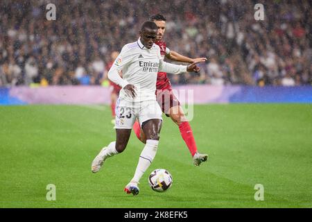 Madrid, Spanien. 22., Oktober 2022. Ferland Mendy (23) von Real Madrid während des LaLiga Santander-Spiels zwischen Real Madrid und dem FC Sevilla im Estadio Santiago Bernabeu in Madrid. (Foto: Gonzales Photo - Jesus Ruiz Medina). Stockfoto