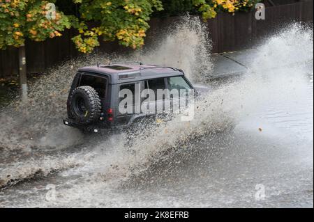 Stourbridge, 23. Oktober 2022. - Fahrer pflügen durch Überschwemmungen an der Old Ham Road in Stourbridge - Straßen wurden heute Morgen in vielen Teilen von Stourbridge überflutet, Old Ham Lane wurde komplett abgesperrt und ein gestrandeter, konvertierbarer Mercedes wurde verlassen. Ein BMW-Fahrer hatte ein ähnliches Schicksal, nachdem er in der Nähe auf Belle View feststeckte, wo er gerettet wurde. Trotz der Gefahren riskierten die Fahrer immer noch das Eindringen in die Überschwemmungen. PIC by Credit: Stop Press Media/Alamy Live News Stockfoto