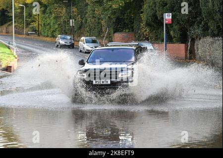 Stourbridge, 23. Oktober 2022. - Fahrer pflügen durch Überschwemmungen an der Old Ham Road in Stourbridge - Straßen wurden heute Morgen in vielen Teilen von Stourbridge überflutet, Old Ham Lane wurde komplett abgesperrt und ein gestrandeter, konvertierbarer Mercedes wurde verlassen. Ein BMW-Fahrer hatte ein ähnliches Schicksal, nachdem er in der Nähe auf Belle View feststeckte, wo er gerettet wurde. Trotz der Gefahren riskierten die Fahrer immer noch das Eindringen in die Überschwemmungen. PIC by Credit: Stop Press Media/Alamy Live News Stockfoto