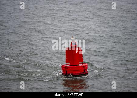 2022-10-23 10:54:08 TERSCHELLING - Bojen auf dem Wattenmeer am zweiten Tag nach dem Bootsunfall auf Terschelling, in dem ein 46-jähriger Mann aus Sexbierum und ein 57-jähriger Mann aus Leeuwarden getötet wurden. ANP JILMER POSTMA niederlande Out - belgien Out Stockfoto