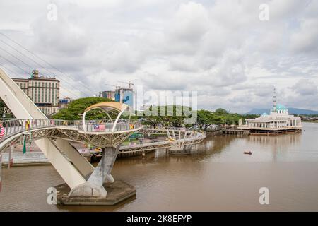 Der Blick auf die Darul Hana Brücke in Kuching, Sarawak Malaysia. Der Hintergrund ist Indien Moschee Kuching. Es bietet Fußgängerzugang vom Kuching aus Stockfoto