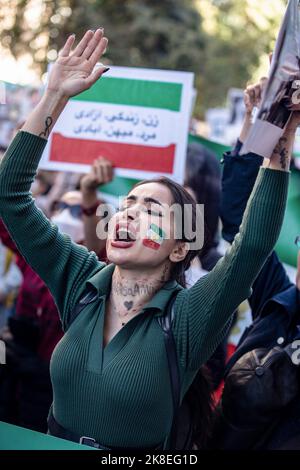 Istanbul, Türkei. 22. Oktober 2022. Ein gesichtsbemalter Demonstranten sah während des Protestes schreiende Slogans. Nach dem Tod von Mahsa Amini organisierten Demonstranten eine Demonstration. Mahsa fiel ins Koma und starb, nachdem er in Teheran von der Moralpolizei verhaftet worden war, weil er angeblich die Hijab-Regeln des Landes verletzt hatte. Aminis Tod hat Wochen gewaltsamer Proteste im ganzen Iran ausgelöst. (Foto von Onur Dogman/SOPA Images/Sipa USA) Quelle: SIPA USA/Alamy Live News Stockfoto