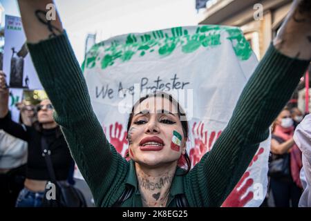 Istanbul, Türkei. 22. Oktober 2022. Ein gesichtsbemalter Demonstranten sah während des Protestes schreiende Slogans. Nach dem Tod von Mahsa Amini organisierten Demonstranten eine Demonstration. Mahsa fiel ins Koma und starb, nachdem er in Teheran von der Moralpolizei verhaftet worden war, weil er angeblich die Hijab-Regeln des Landes verletzt hatte. Aminis Tod hat Wochen gewaltsamer Proteste im ganzen Iran ausgelöst. (Foto von Onur Dogman/SOPA Images/Sipa USA) Quelle: SIPA USA/Alamy Live News Stockfoto