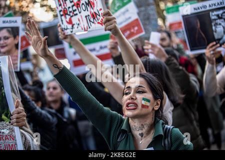 Istanbul, Türkei. 22. Oktober 2022. Ein gesichtsbemalter Demonstranten sah während des Protestes schreiende Slogans. Nach dem Tod von Mahsa Amini organisierten Demonstranten eine Demonstration. Mahsa fiel ins Koma und starb, nachdem er in Teheran von der Moralpolizei verhaftet worden war, weil er angeblich die Hijab-Regeln des Landes verletzt hatte. Aminis Tod hat Wochen gewaltsamer Proteste im ganzen Iran ausgelöst. (Foto von Onur Dogman/SOPA Images/Sipa USA) Quelle: SIPA USA/Alamy Live News Stockfoto
