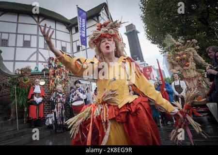 London, Großbritannien. 23. Okt 2022. Oktober viel traditionelle Herbstprozession. Die Herbsternte 24., die von den Lions Part Schauspielern des Globe Theatre gefeiert wird, verbindet alte saisonale Bräuche mit zeitgemäßer Festlichkeit. Auf der Bankside SE1 in der Nähe von Shakespeares Globe Gates versammelt sich die Prozession in Richtung Southwarks historischem Borough Market. Kredit: Guy Corbishley/Alamy Live Nachrichten Stockfoto