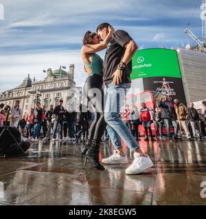 Tanzende Bachata im Londoner Piccadilly Circus. Stockfoto