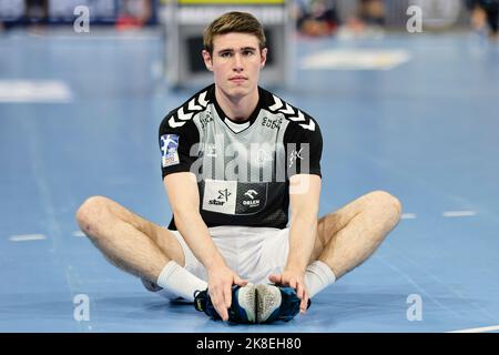 Kiel, Deutschland. 23. Oktober 2022. Handball: Bundesliga, THW Kiel - Rhein-Neckar Löwen, Matchday 8, Wunderino Arena. Kielers Yannick Fraatz wärmt sich vor dem Spiel auf. Quelle: Frank Molter/dpa/Alamy Live News Stockfoto