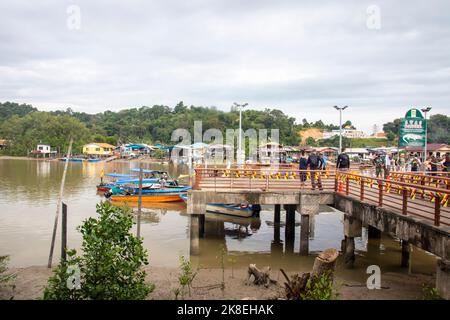 Kuching Malaysia Sep 5. 2022: Der Bootssteg zum Bako Nationalpark. Gegründet im Jahr 1957, ist es der älteste Nationalpark in Sarawak. Stockfoto