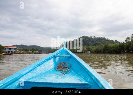 Nehmen Sie die Fähre zum Bako Nationalpark durch Sungai Tabo. Gegründet 1957, ist es der älteste Nationalpark in Sarawak Malaysia. Stockfoto