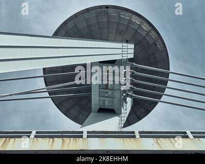 Flacher Blick auf den UFO-Turm und die meisten SNP-Brücke in Bratislava, Slowakei. Dramatische Perspektive auf die moderne Stahlbrückenkonstruktion, Fahrerkabine mit Federung Stockfoto