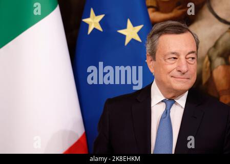 Italiens scheidender Premierminister Mario Draghi winkt nach der Glockenübergabe des Ministers im Palazzo Chigi in Rom am 23. Oktober 2022. Stockfoto