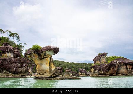 Der Meeresstapel im Bako National Park Strand Sarawak Malaysia. Gegründet im Jahr 1957, ist es der älteste Nationalpark in Sarawak. Stockfoto