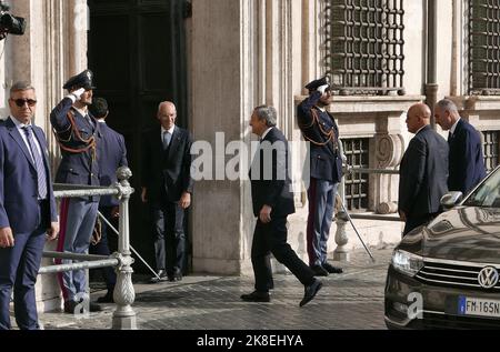 Rom, Italien. 23. Oktober 2022. Der ehemalige italienische Premierminister Mario Draghi tritt für die Cerimonia della campanella in den Palazzo Chigi ein, bei der Übergabe an die neue Premierministerin Giorgia Meloni, Rom, Italien, im Oktober 23 2022. Meloni ist die erste Frau, die in der Geschichte der Italienischen Republik zur Premierministerin ernannt wurde. (Foto: Elisa Gestri/SIPA USA) Quelle: SIPA USA/Alamy Live News Stockfoto