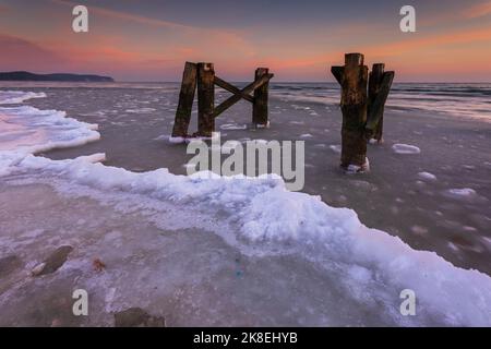 Am frühen Morgen an gefrorenen Elementen des kleinen Pier am Strand in Sopot. Winterlandschaft in Sopot, Polen. Stockfoto