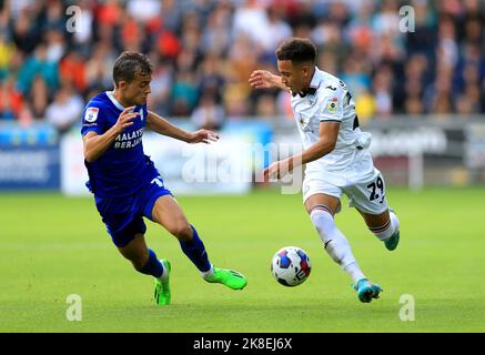 Tom Sang von Cardiff City (links) und Matthew Sorinola von Swansea City kämpfen während des Sky Bet Championship-Spiels im Swansea.com Stadium, Swansea, um den Ball. Bilddatum: Sonntag, 23. Oktober 2022. Stockfoto