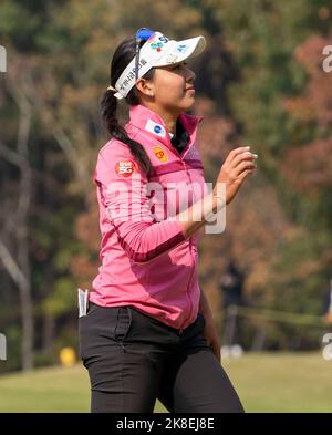 Wonju, Südkorea. 22. Oktober 2022. Atthaya Thitikul aus Thailand reagiert am 22. Oktober 2022 im Oak Valley Country Club in Wonju, Südkorea, auf das dritte Grün im Finale der BMW Ladies Championship. (Foto: Lee Young-ho/Sipa USA) Quelle: SIPA USA/Alamy Live News Stockfoto