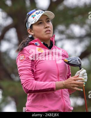 Wonju, Südkorea. 22. Oktober 2022. Atthaya Thitikul aus Thailand schaut am 22. Oktober 2022 im Oak Valley Country Club in Wonju, Südkorea, auf das dritte Loch im Finale der BMW Ladies Championship. (Foto: Lee Young-ho/Sipa USA) Quelle: SIPA USA/Alamy Live News Stockfoto