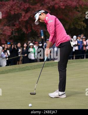 Wonju, Südkorea. 22. Oktober 2022. Atthaya Thitikul aus Thailand, puttet am 22. Oktober 2022 im Finale der BMW Ladies Championship im Oak Valley Country Club in Wonju, Südkorea, auf das 2. Green. (Foto: Lee Young-ho/Sipa USA) Quelle: SIPA USA/Alamy Live News Stockfoto