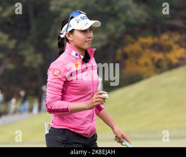 Wonju, Südkorea. 22. Oktober 2022. Atthaya Thitikul aus Thailand reagiert beim Finallauf der BMW Ladies Championship am 22. Oktober 2022 im Oak Valley Country Club in Wonju, Südkorea, auf ihre Putts auf das 2. Green. (Foto: Lee Young-ho/Sipa USA) Quelle: SIPA USA/Alamy Live News Stockfoto