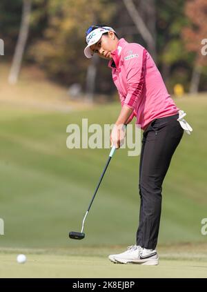 Wonju, Südkorea. 22. Oktober 2022. Der Thailänder Atthaya Thitikul platzt am 22. Oktober 2022 im Finale der BMW Ladies Championship im Oak Valley Country Club in Wonju, Südkorea, auf das dritte Grün. (Foto: Lee Young-ho/Sipa USA) Quelle: SIPA USA/Alamy Live News Stockfoto