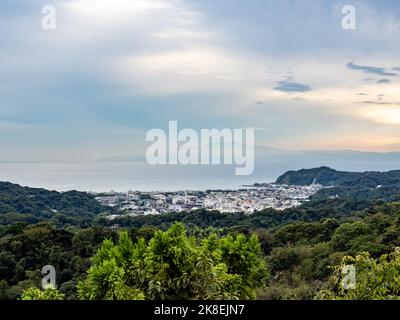 Blick über die Stadt Kamakura von der malerischen Aussicht auf die Berggrenze des Tenen Wanderweges Stockfoto