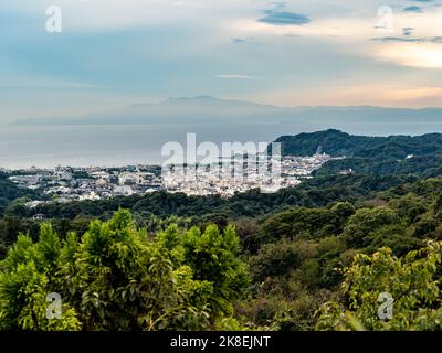 Blick über die Stadt Kamakura von der malerischen Aussicht auf die Berggrenze des Tenen Wanderweges Stockfoto