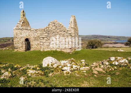 Capel Lligwy ruiniert Überreste einer kleinen Kapelle aus dem 12. Jahrhundert mit Ergänzungen aus dem 16. Jahrhundert. Moelfre, Isle of Anglesey, Nordwales, Großbritannien Stockfoto