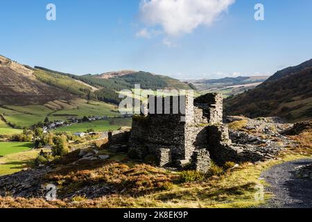 Altes zerstörtes Gebäude im stillgelegten Steinbruch Rhiw Fachno mit Schieferweg. CWM Penmachno, Betws-y-Coed, Conwy, North Wales, Großbritannien, Großbritannien Stockfoto